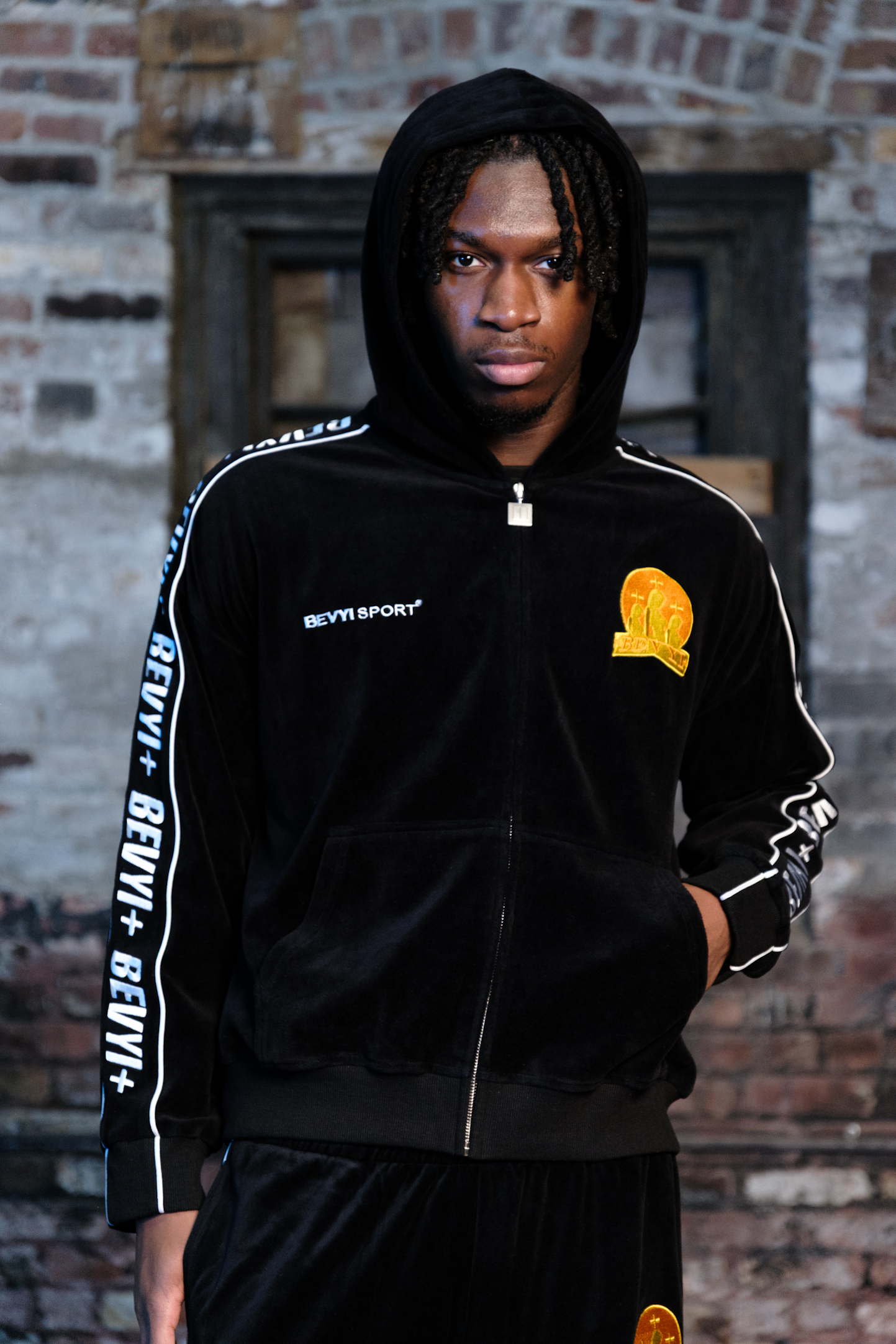 SPORT CREST BLACK ZIP UP